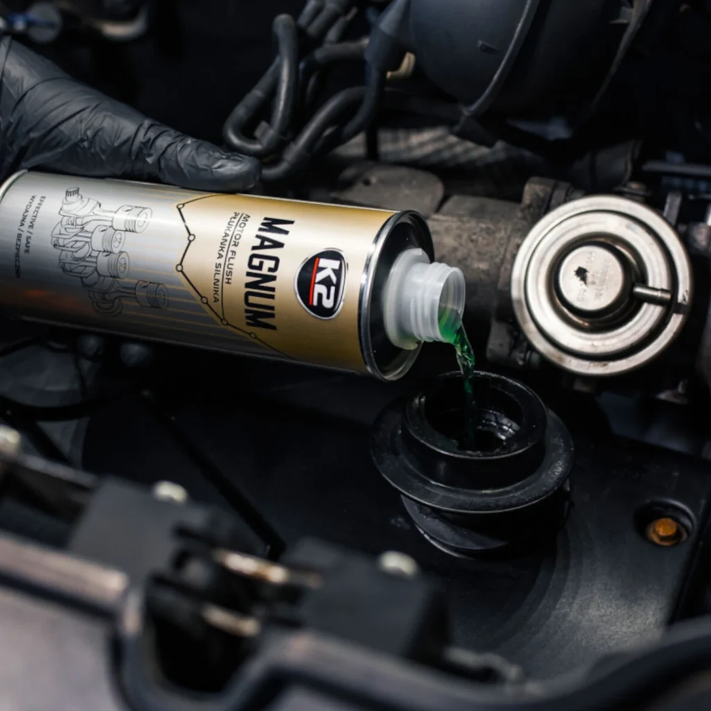 Płukanka do silnika przed wymianą oleju – czy warto ją stosować?