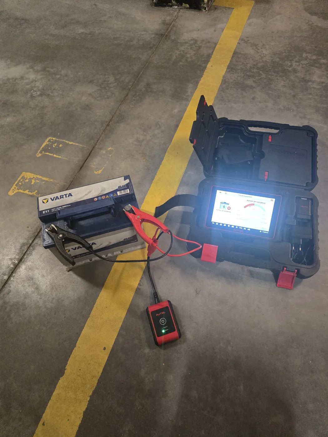 Test akumulatora VARTA poza pojazdem zestawem Autel z modułem BT506 i tabletem diagnostycznym w walizce serwisowej