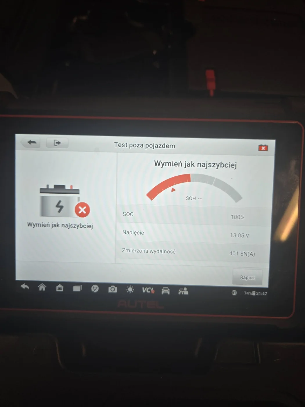 Wynik pomiaru akumulatora testerem Autel BT506: napięcie 13,05 V, zmierzona wydajność 401 EN(A), zalecenie wymiany