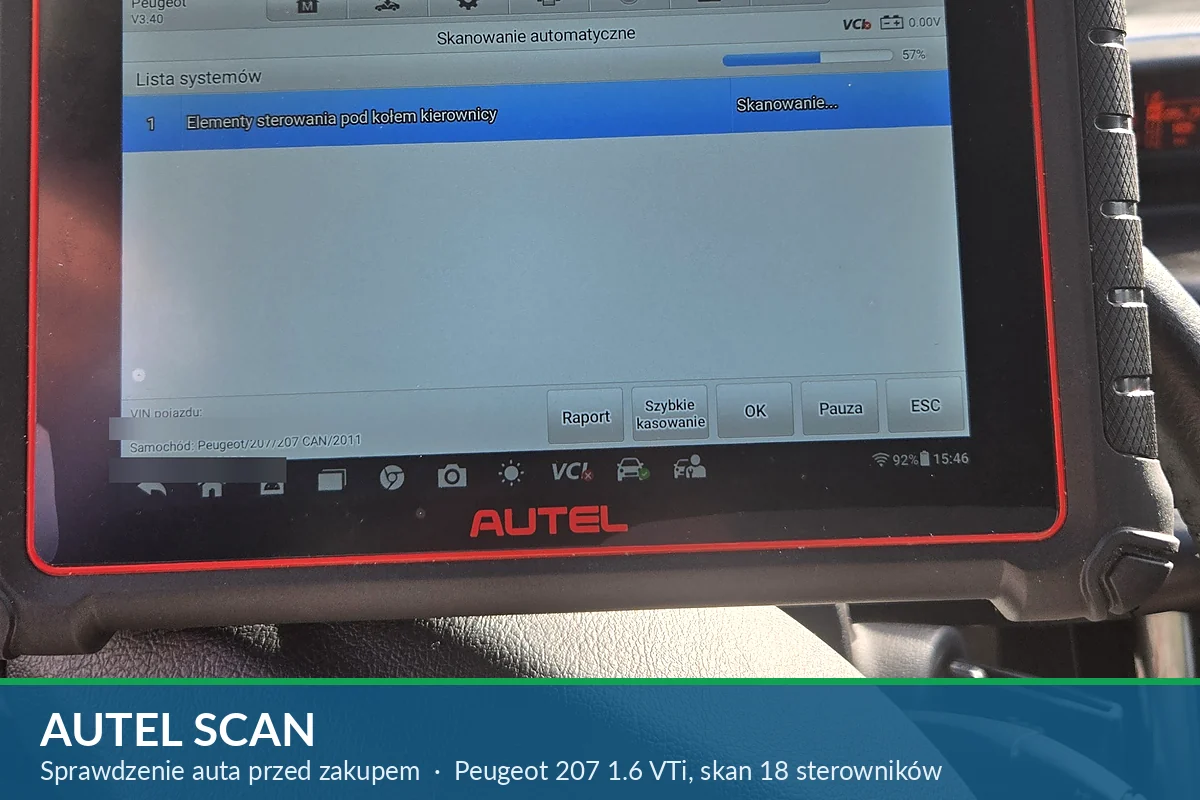 Tester Autel MaxiCOM MK900-BT na kolumnie kierownicy Peugeota 207 podczas skanowania automatycznego 18 sterowników, na ekranie postęp 57 procent, poniżej logo Peugeot, z paskiem brandowym Autel Scan