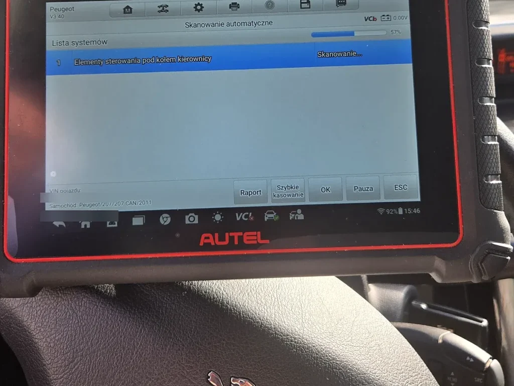 Tester Autel na kolumnie kierownicy Peugeota 207 1.6 VTi z 2011 roku podczas sprawdzenia przed zakupem — automatyczny skan 18 sterowników, który wykazał 3 drobne kody i czysty silnik, ABS i poduszki powietrzne