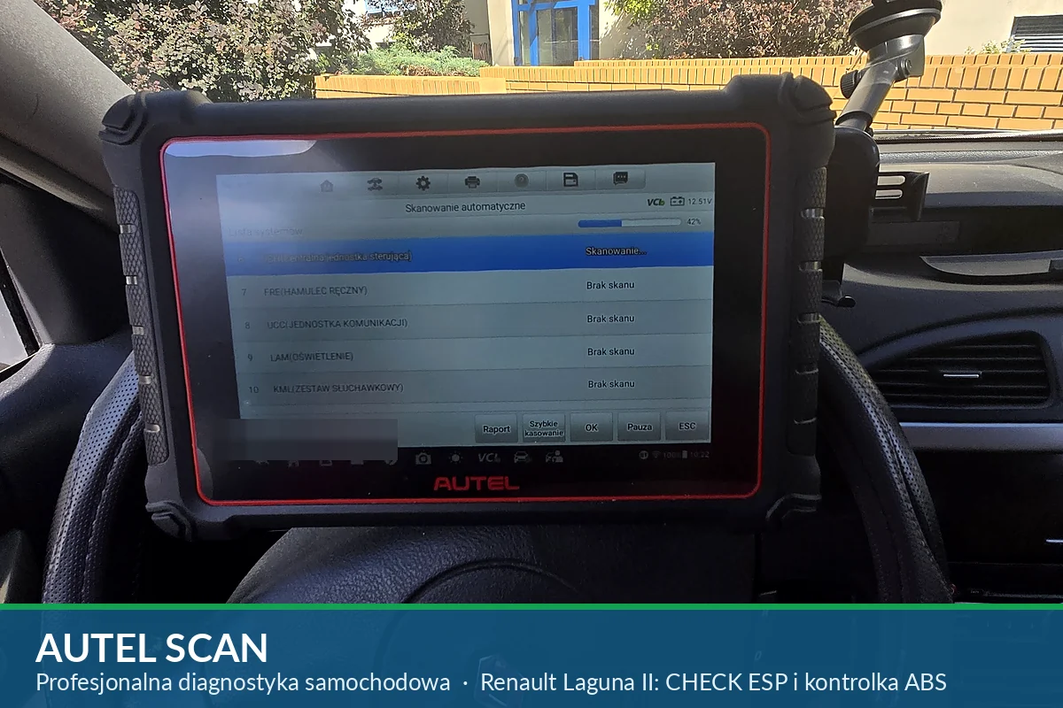 Tester Autel MaxiCOM MK900-BT na kierownicy Renault Laguna II podczas skanowania automatycznego: postęp 42 procent, napięcie akumulatora 12,51 V, moduły FRE hamulec ręczny, UCC, LAM i KML w kolejce; pasek Autel Scan profesjonalna diagnostyka samochodowa
