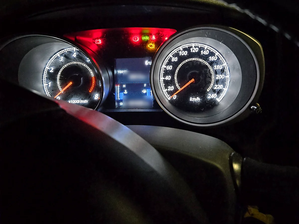 Zestaw wskaźników Mitsubishi ASX 2011 przy włączonym zapłonie i zgaszonym silniku: kontrolki akumulatora, ciśnienia oleju i check engine w teście żarówek, obrotomierz na zerze, przebieg zasłonięty